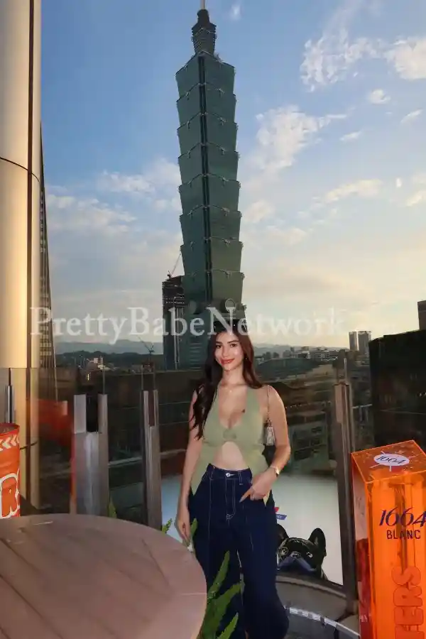 Dalisay- Filipino Escort in Kenilworth Hotel, Kolkata for Real Sex Meets & Video Sex