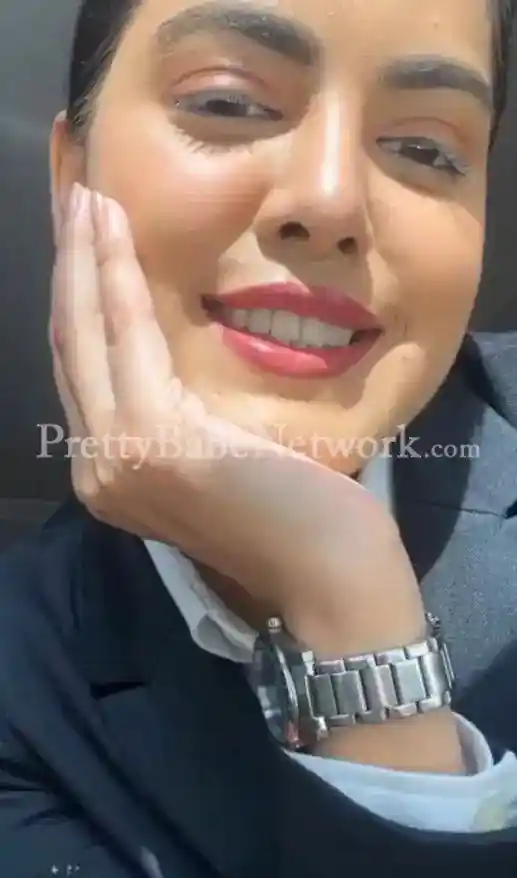 professional-air-hostess-escort-divyanshi-best-call-girl-in-noida-sector-62-for-high-end-services-1