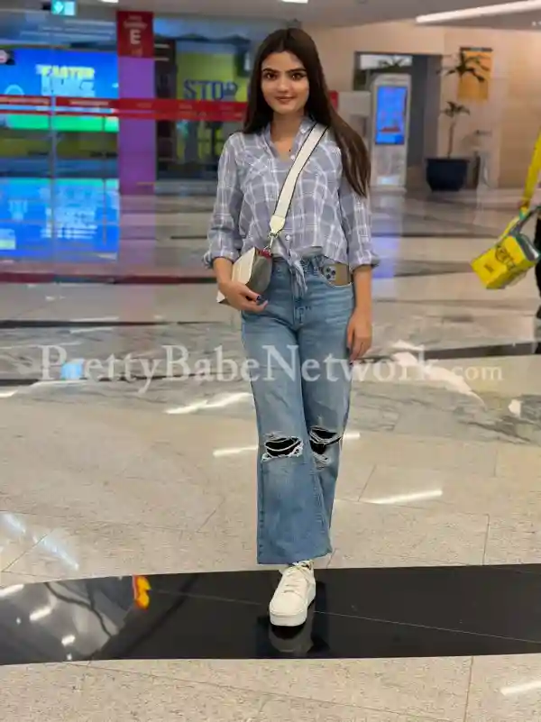 Aarushi Singh—High-Class Escort in Noida with 100% Genuine Photo