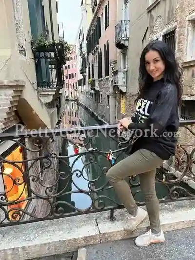 High Profile Escort Karuna 24/7 on Your Pleasurable Service