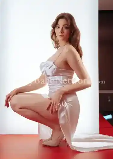 Green-Eyed Russian Escort Babe Roza for Joyful Moments