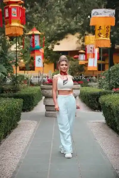 Russian Escort Girl Ysabella in Dharmatala, Kolkata Offers Threesome, 69, and Watersports