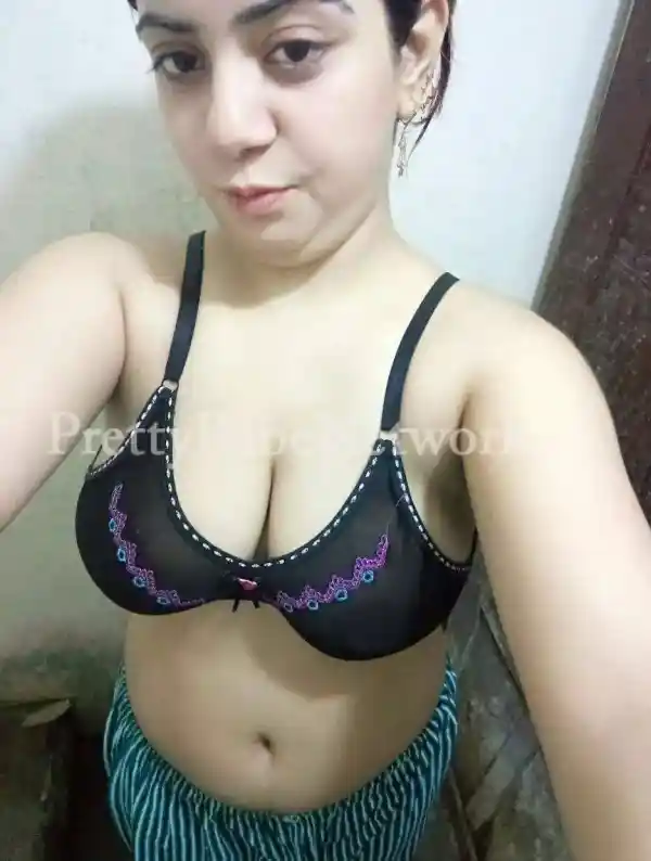 Married Muslim Wife Safina—A Mature Housewife Escort in Noida Extension Phase 2