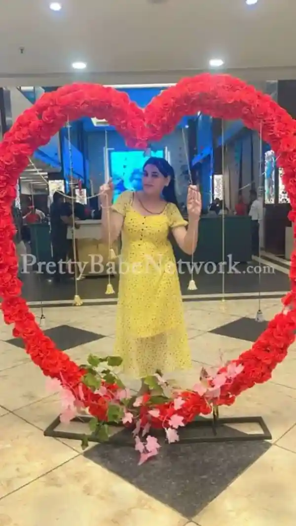 I'm Smriti, Newly Married Housewife Serve Outcall Clients in Hotels