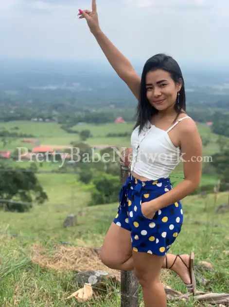 Engineering Student Renu—College Call Girl in Noida for GFE & Short-Term Relationship