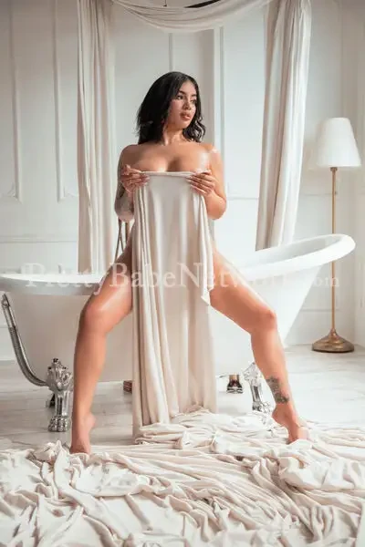 Asian Call Girl Priyanka in DLF Phase 3, Gurgaon Offers Varieties of Sex Services