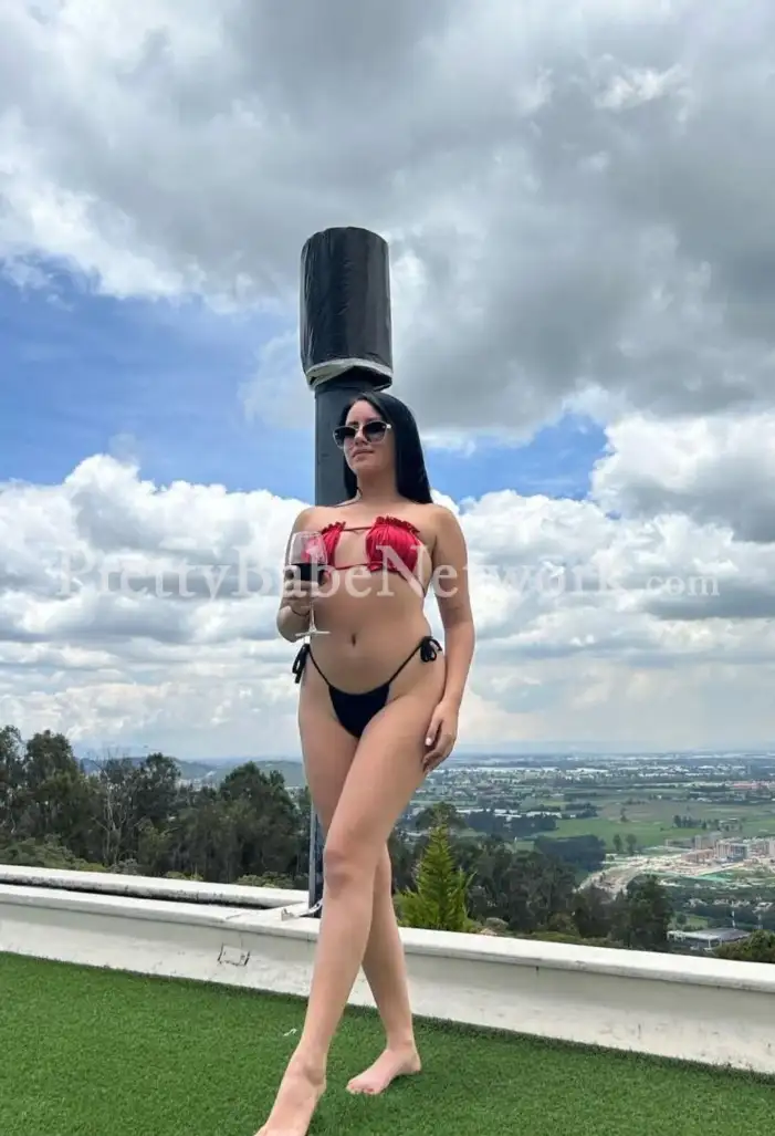 Meet Adriana —A High-Profile Escort in Marine Plaza Hotel Private Suite