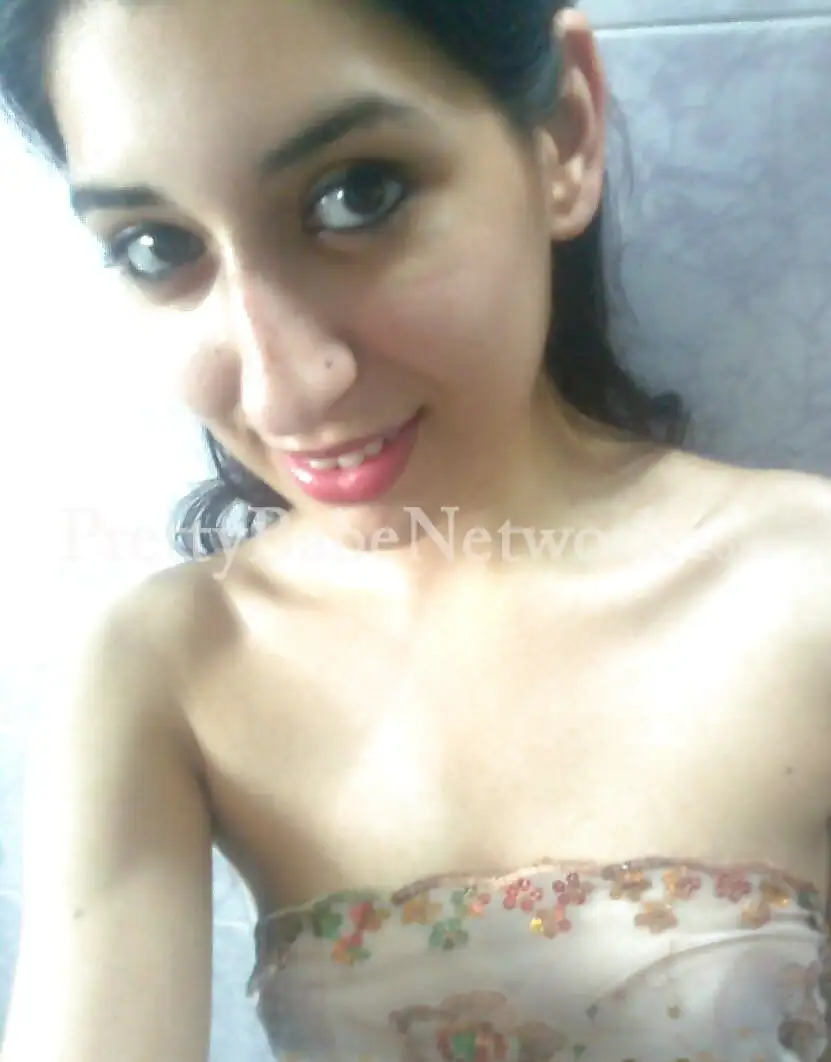 Smiling Cutie Anita—High-Profile Escort in Noida Sector 27 for GFE