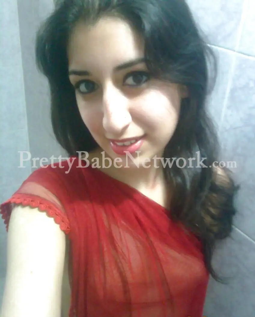 Smiling Cutie Anita—High-Profile Escort in Noida Sector 27 for GFE