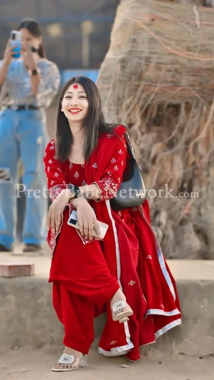 Nepali Call Girl Mahima in Sushant Lok Phase 2, Gurgaon Available for Men & Couples