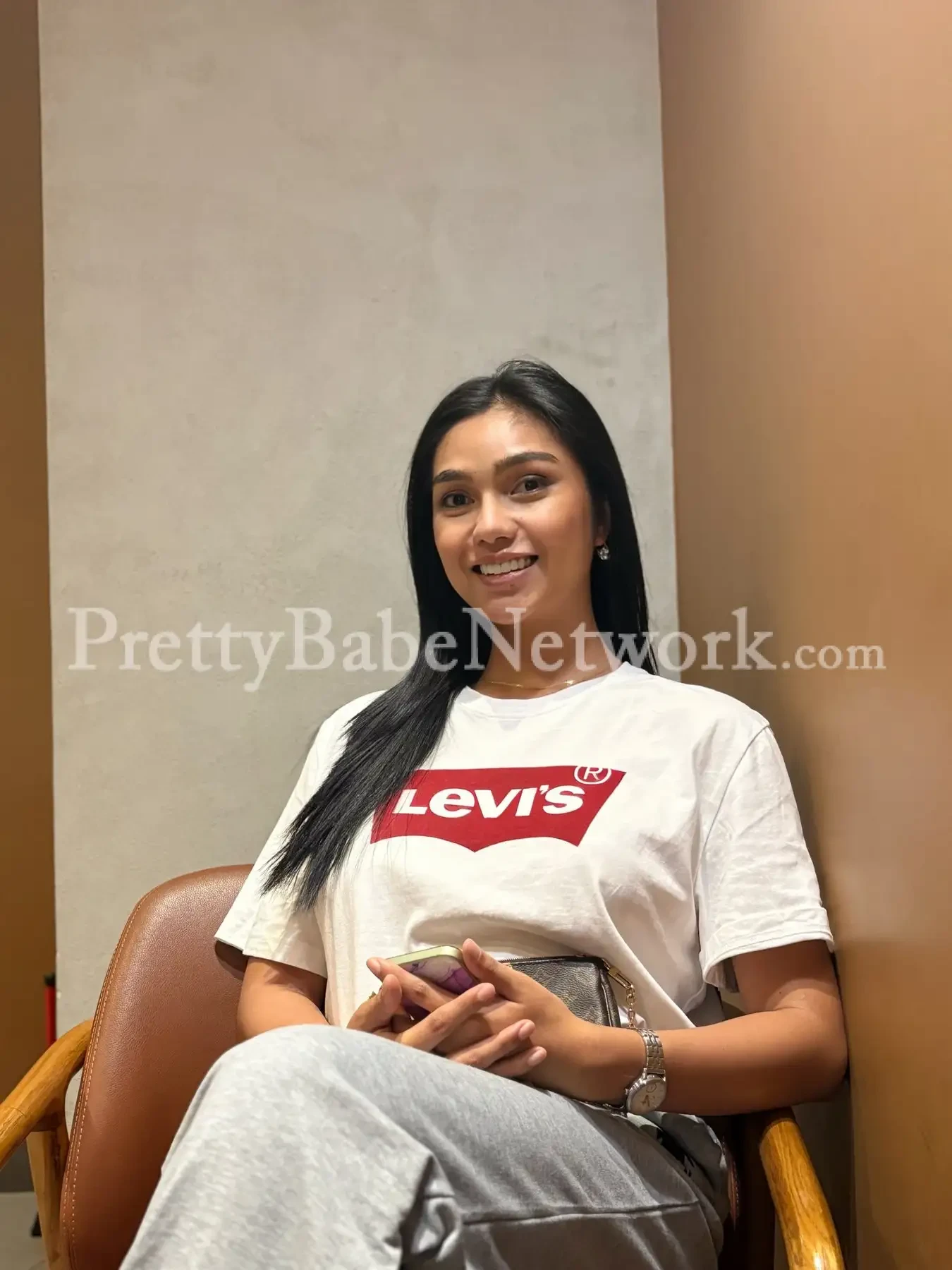 Stripper Filipino Escort in Kolkata, Residing in 5* Hotel near Park Circus