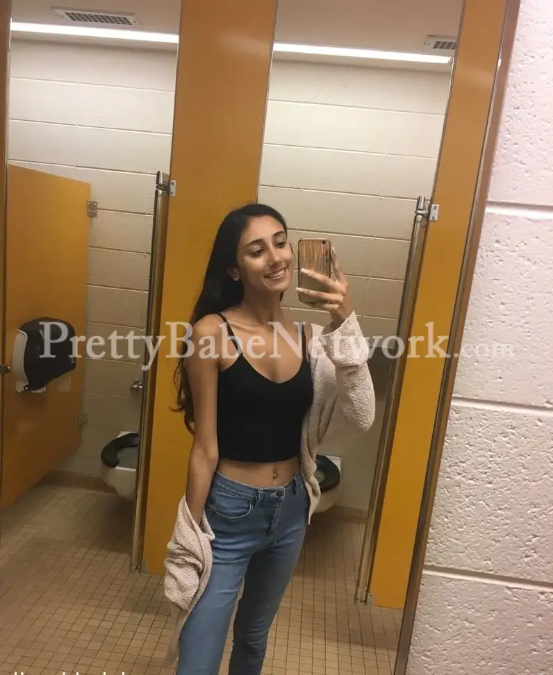 Urmila—Naughty Small Tits High-Profile Escort in Andheri for Sexual Adventure