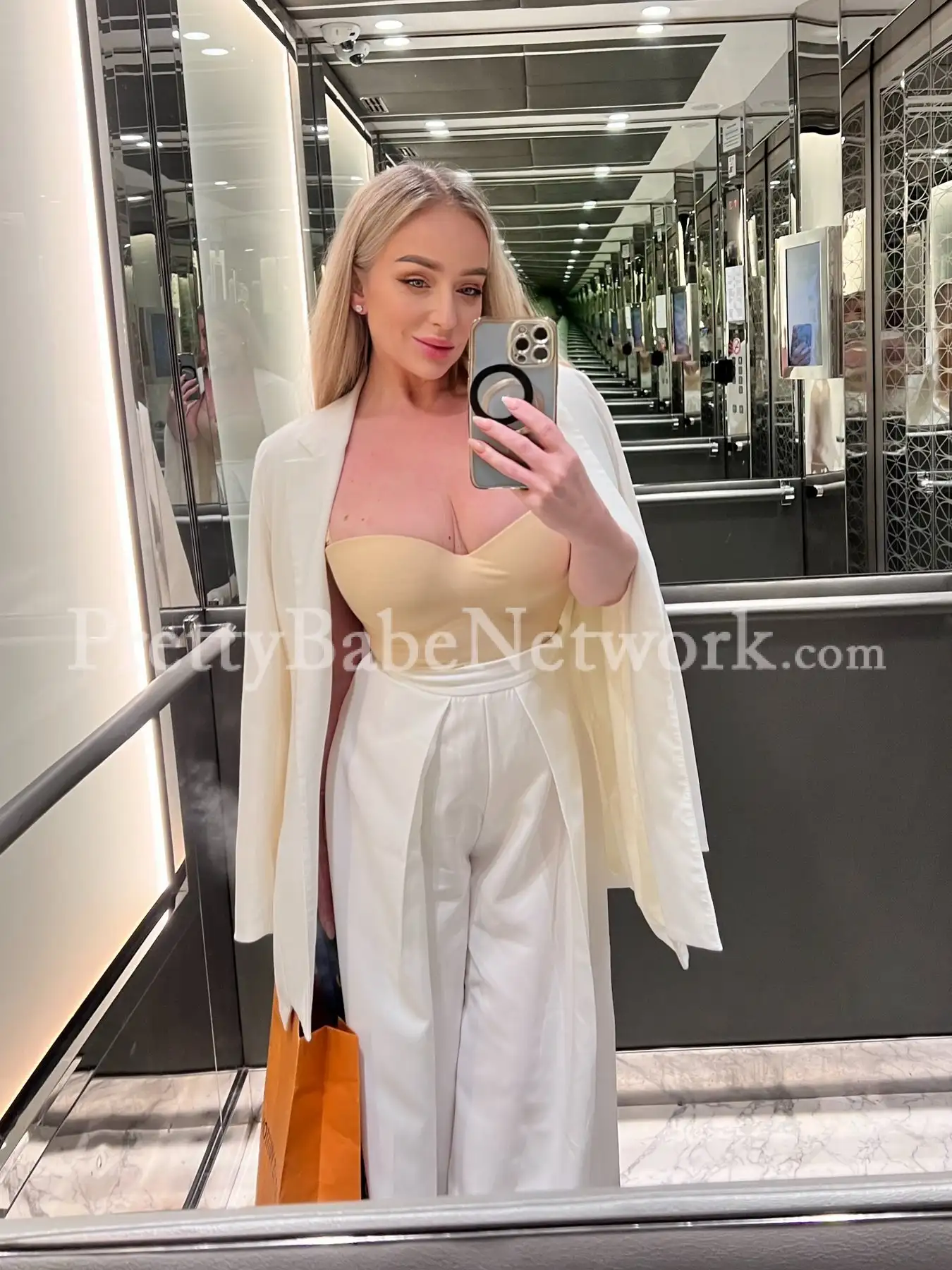 Meet Antuanna - A Model Polish Escort New in Gurgaon near Nirvana Country