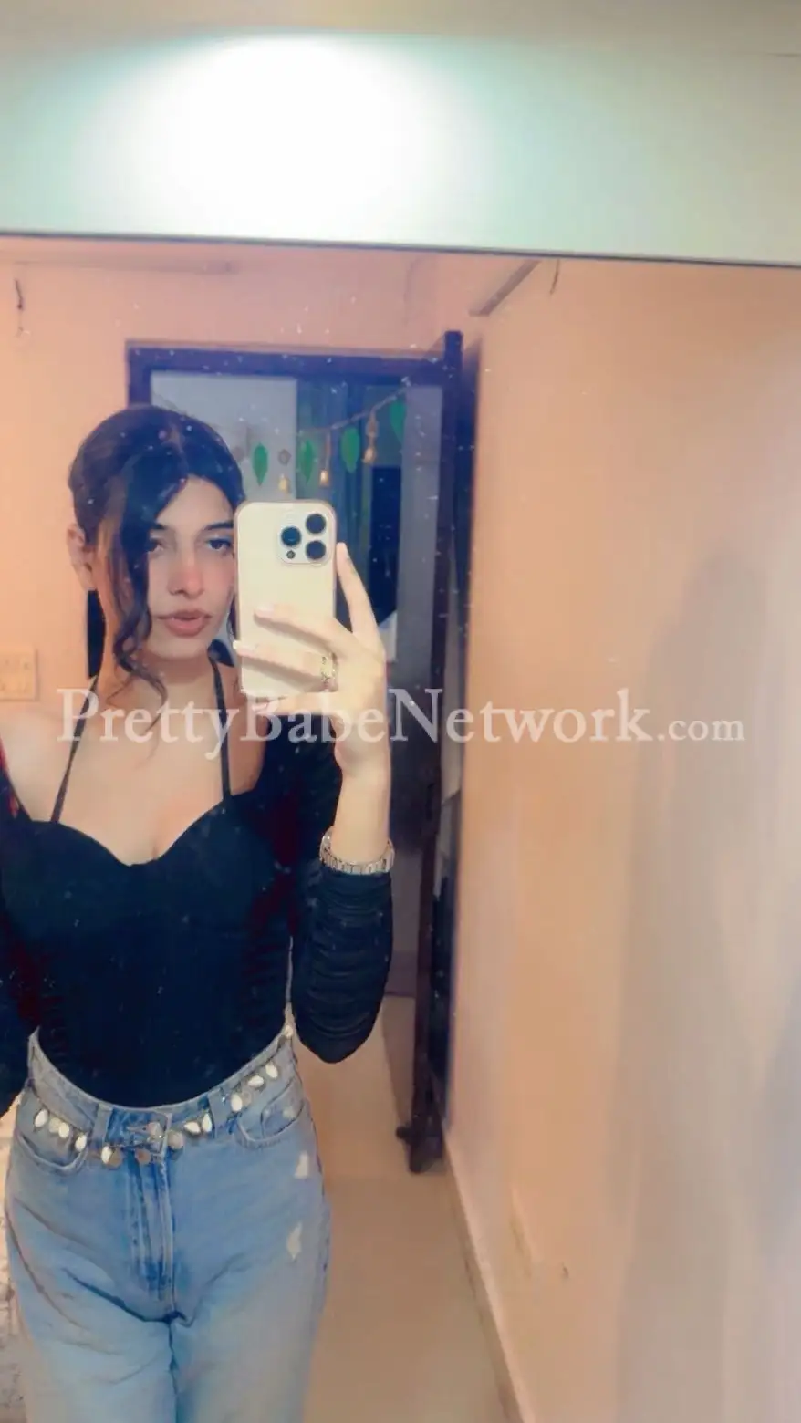 Young Model Gurgaon Escort Divyanshi Offers Intimate Lovemaking Sessions