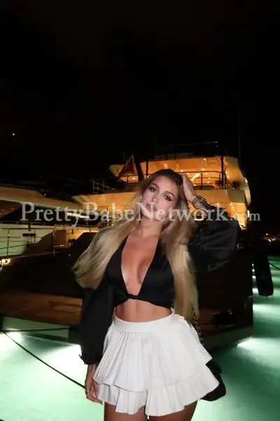 Meet Evelyn – An American Model Escort in Noida to Fulfill Your Fleshly Desire Meet Evelyn – An American Model Escort in Noida to Fulfill Your Fleshly Desire