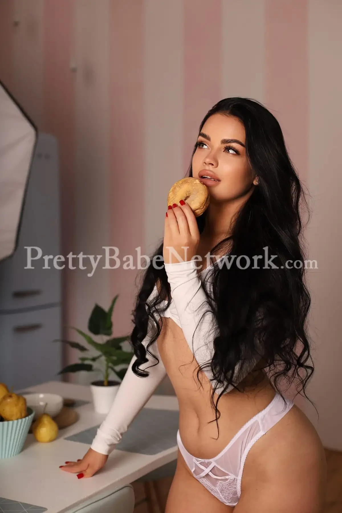 Larisa- Russian Escorts in Park Street Kolkata, Luxury Sex Service Comes With Me