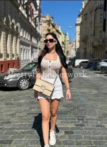 Premium Beauty Dhanshree—VIP Escort in Mumbai for a Wonderful Experience