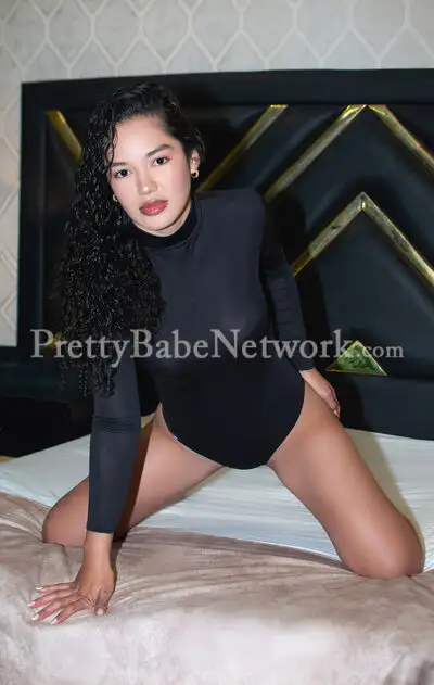 VIP Thai Escort Roxana for an Erotic Massage and Sex in Noida