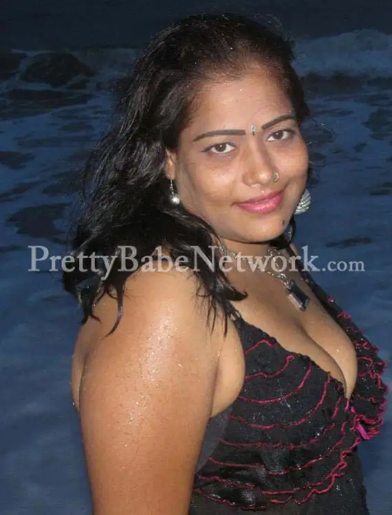 Tamil Aunty Valli—Mallu Aunty Escort Near Dadar Chowpatty Beach for Sex