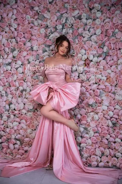 Hey I'm Lily - Petite Foreign Escort for Intimate Lovemaking in IBIS Hotel, Kolkata